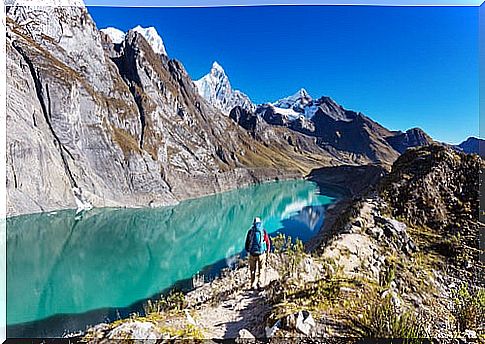 Mountaineer walking without altitude sickness