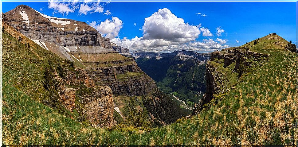 Enjoy the most beautiful landscapes of the Pyrenees