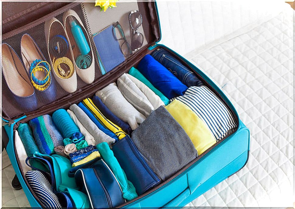 Suitcase with accessories to carry shoes