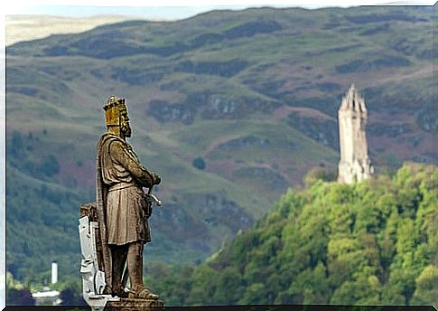 Statue of Robert The Bruce in front of the monument to William Wallace