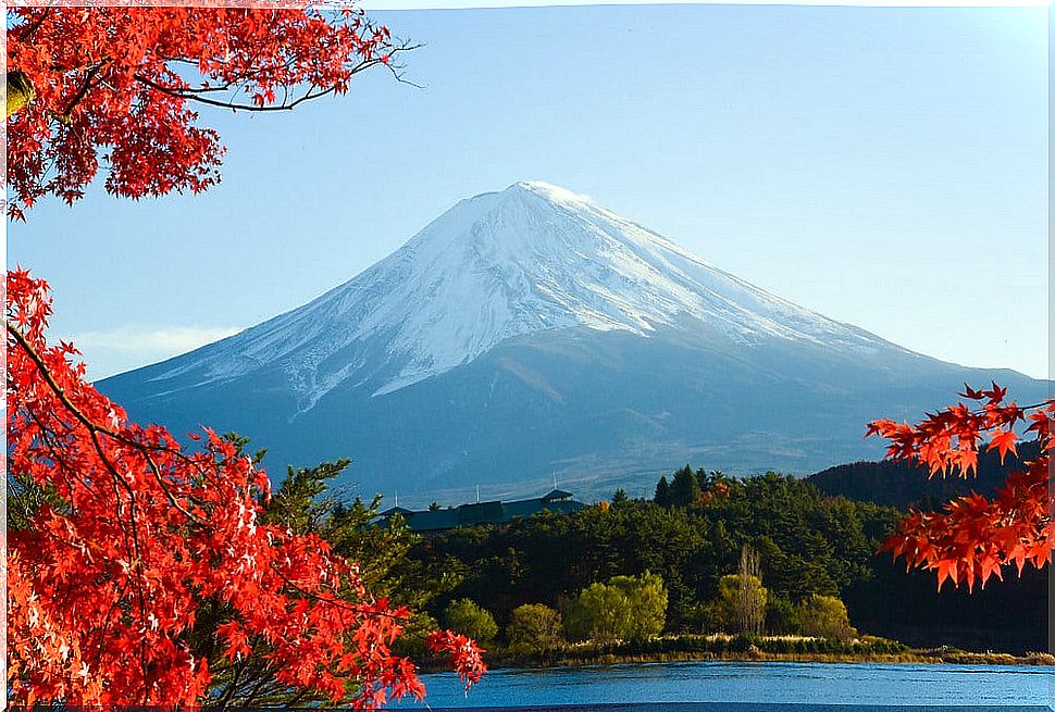 Discover Mount Fuji, a symbol of Japan