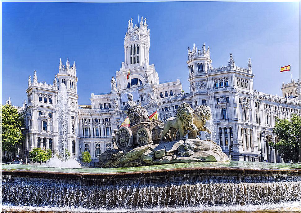 How to get to Plaza de Cibeles in Madrid