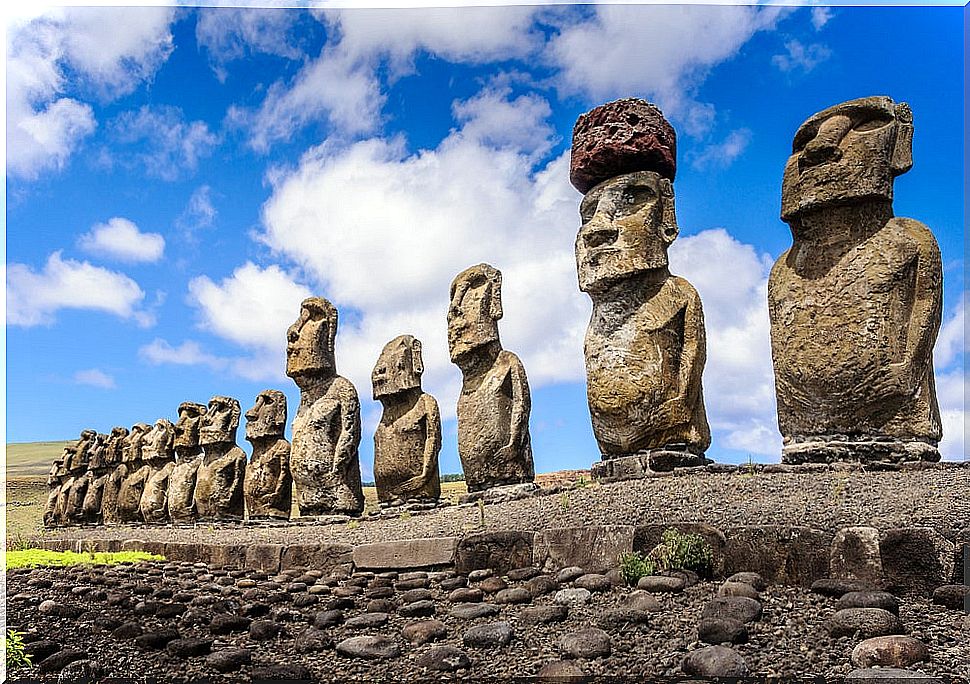 How were the moai on Easter Island built?