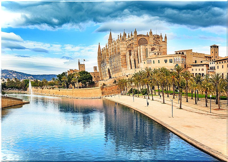 Palma de Mallorca, one of the destinations to travel with the school