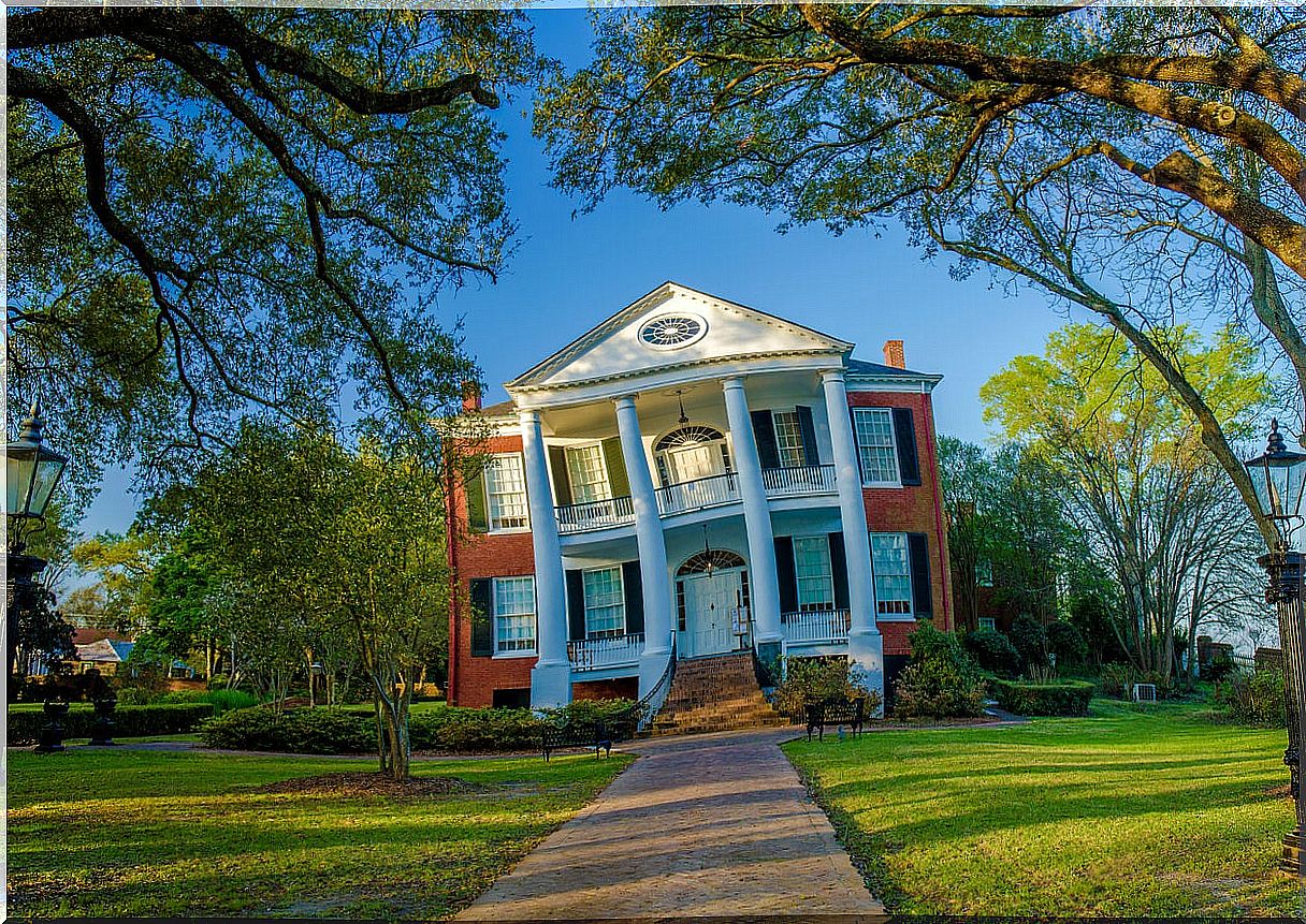 The Rosalía mansion is one of the historic houses that can be seen in Natchez.