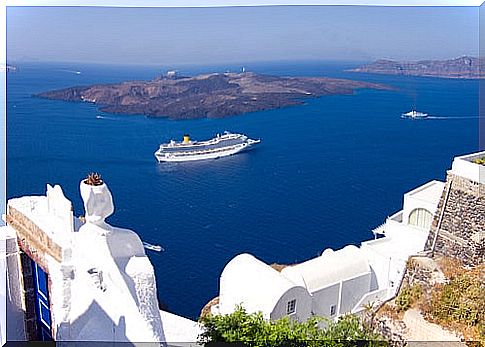 Cruise in Santorini