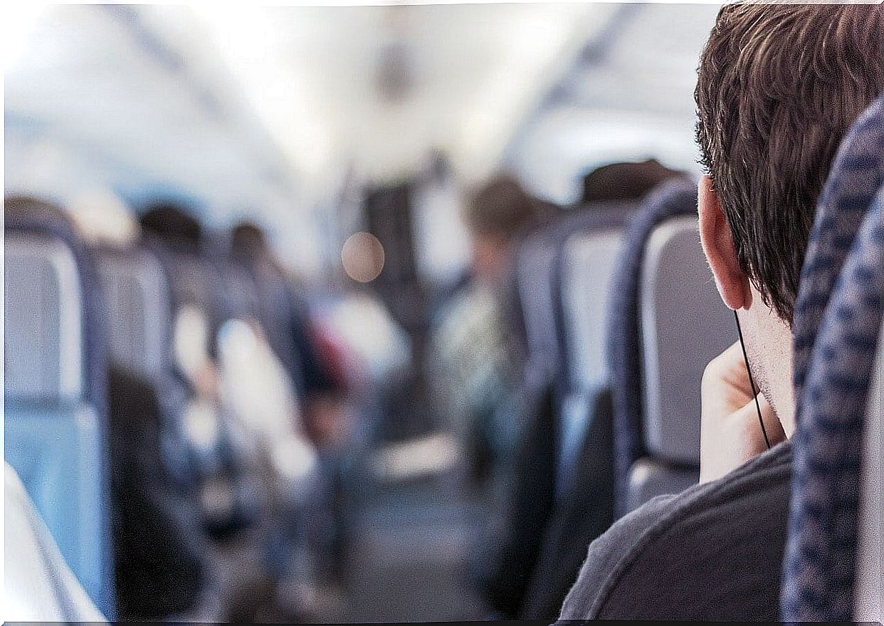 Passenger on an airplane who knows how to control the fear of flying