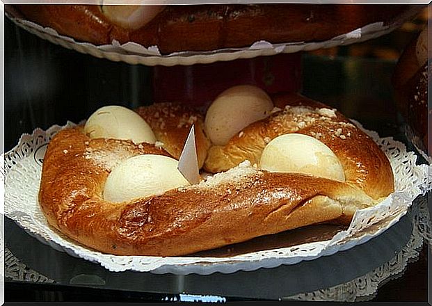 Traditions of Holy Week in Spain, mona de Pascua