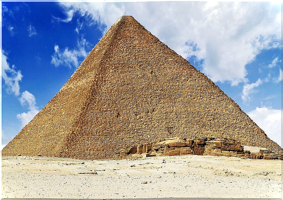 Pyramid of Cheops: one of the 7 wonders of the ancient world