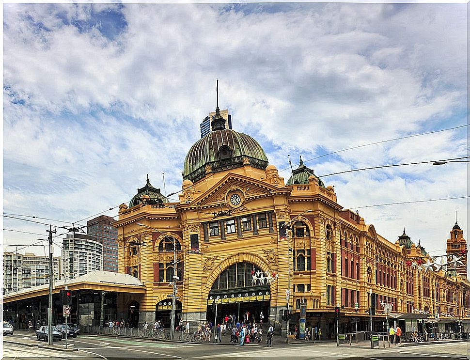 Visit Flinders Statios, one of the things to do in Melbourne